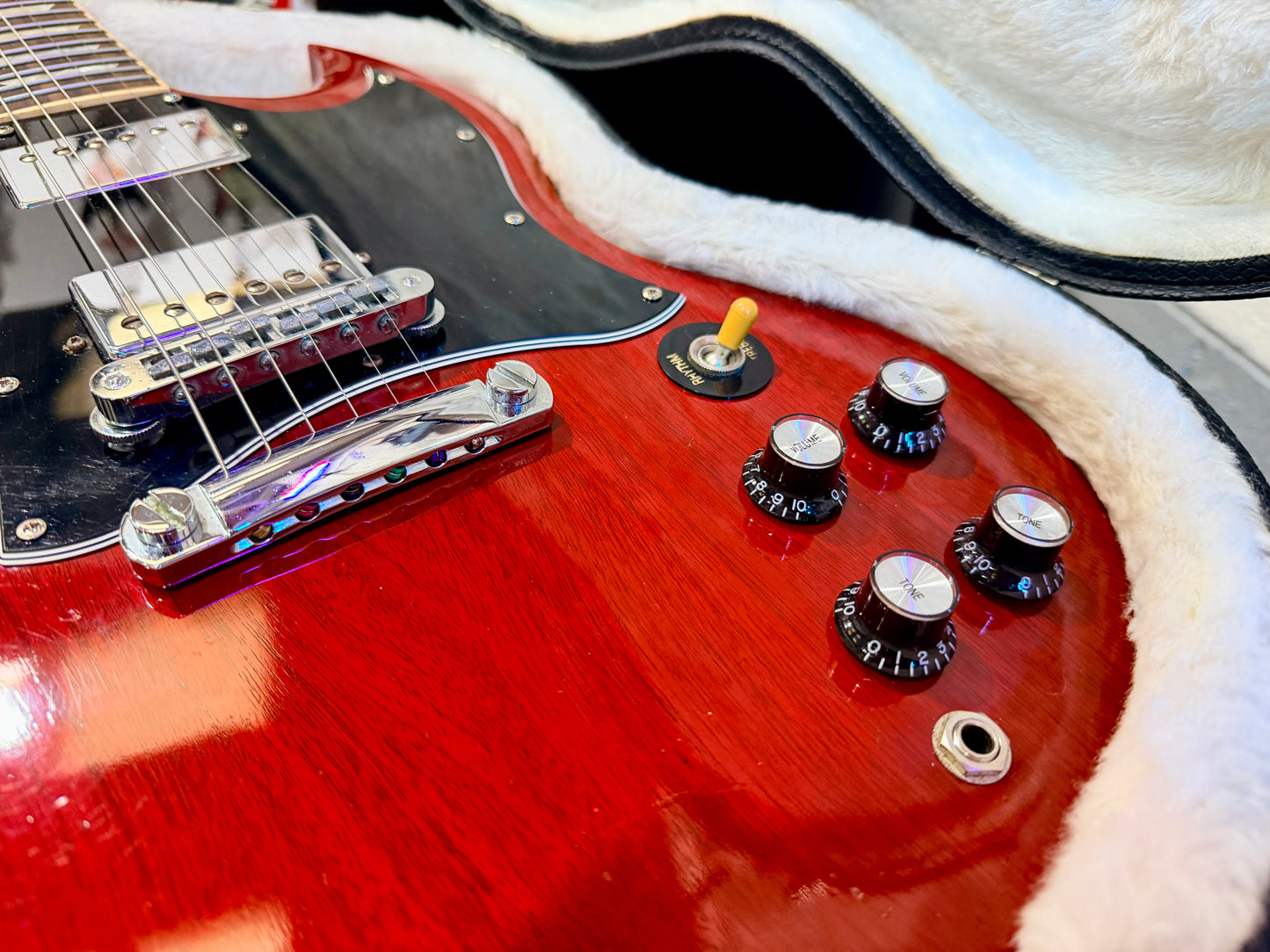 🍒2010🍒 Gibson SG Standard~ USA Made~ Heritage Cherry~ Hard Case~ Lovely!