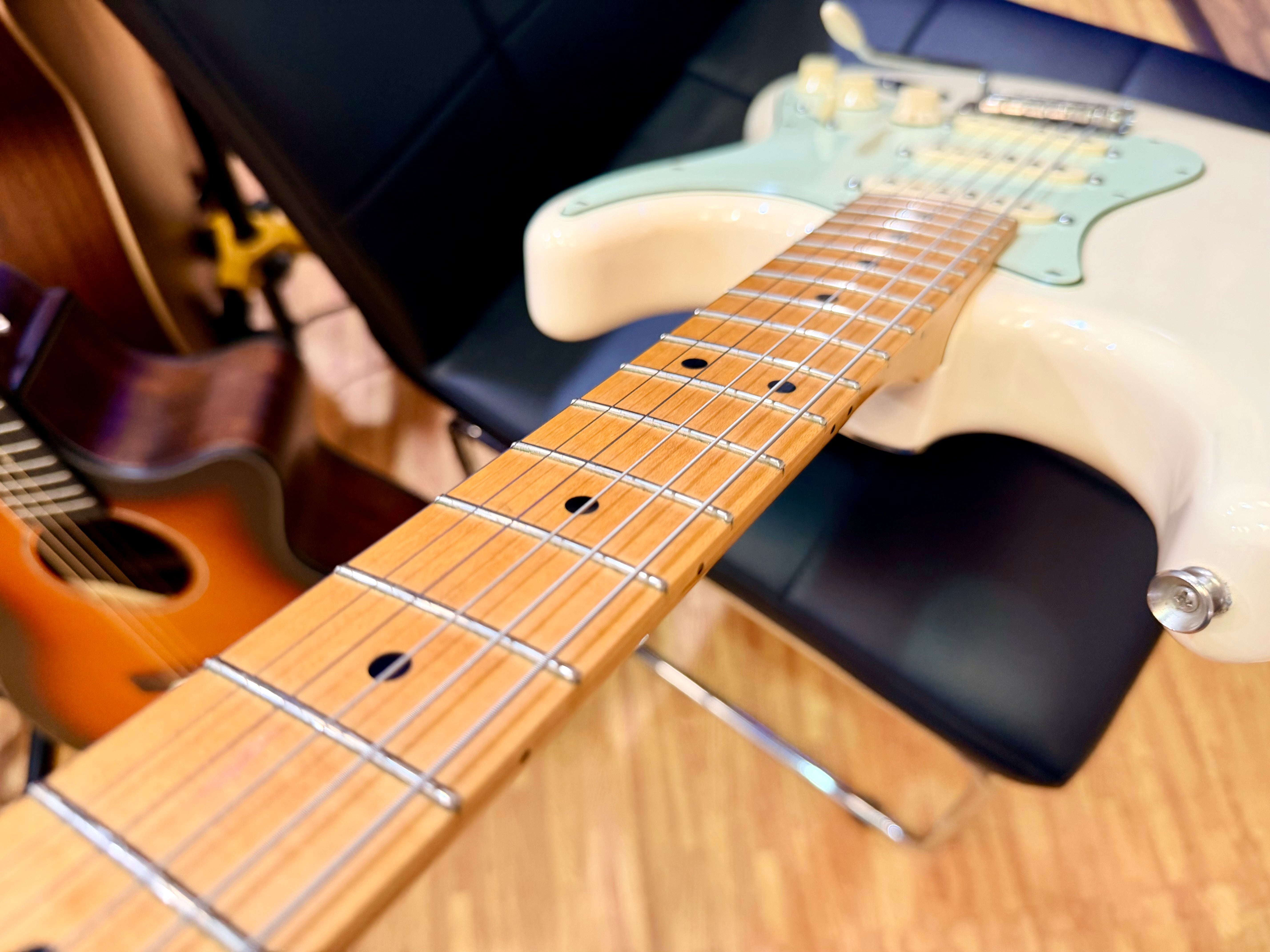 ✨2016✨ Fender Deluxe Roadhouse Stratocaster Electric Guitar~ MIM Vintage White!