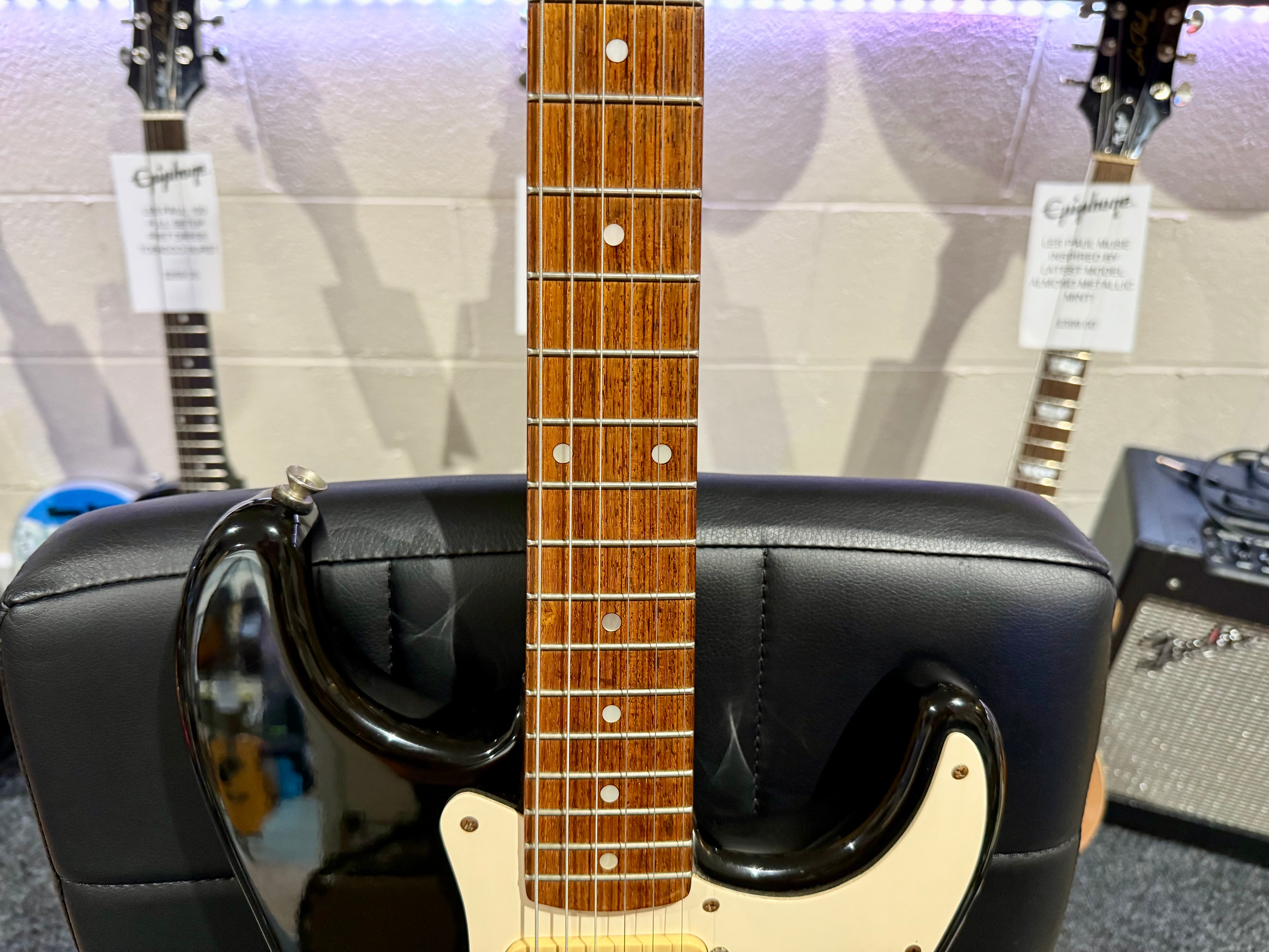 🌟RARE KOREAN🌟 1990’s Fender Squier Stratocaster~ Black & white Classic Strat!