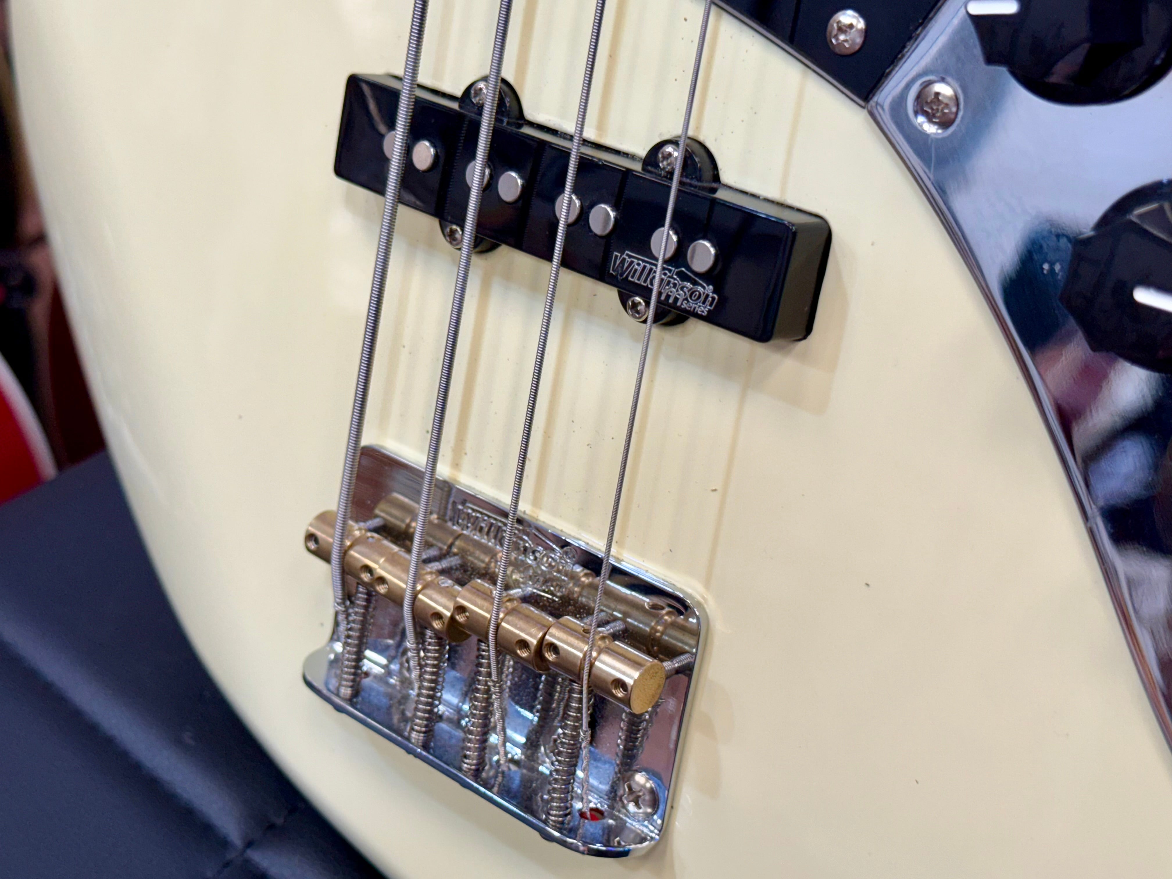 🎸 Vintage VJ74 Reissued~ Maple Fingerboard Jazz Bass Guitar ~ Vintage White 🎸