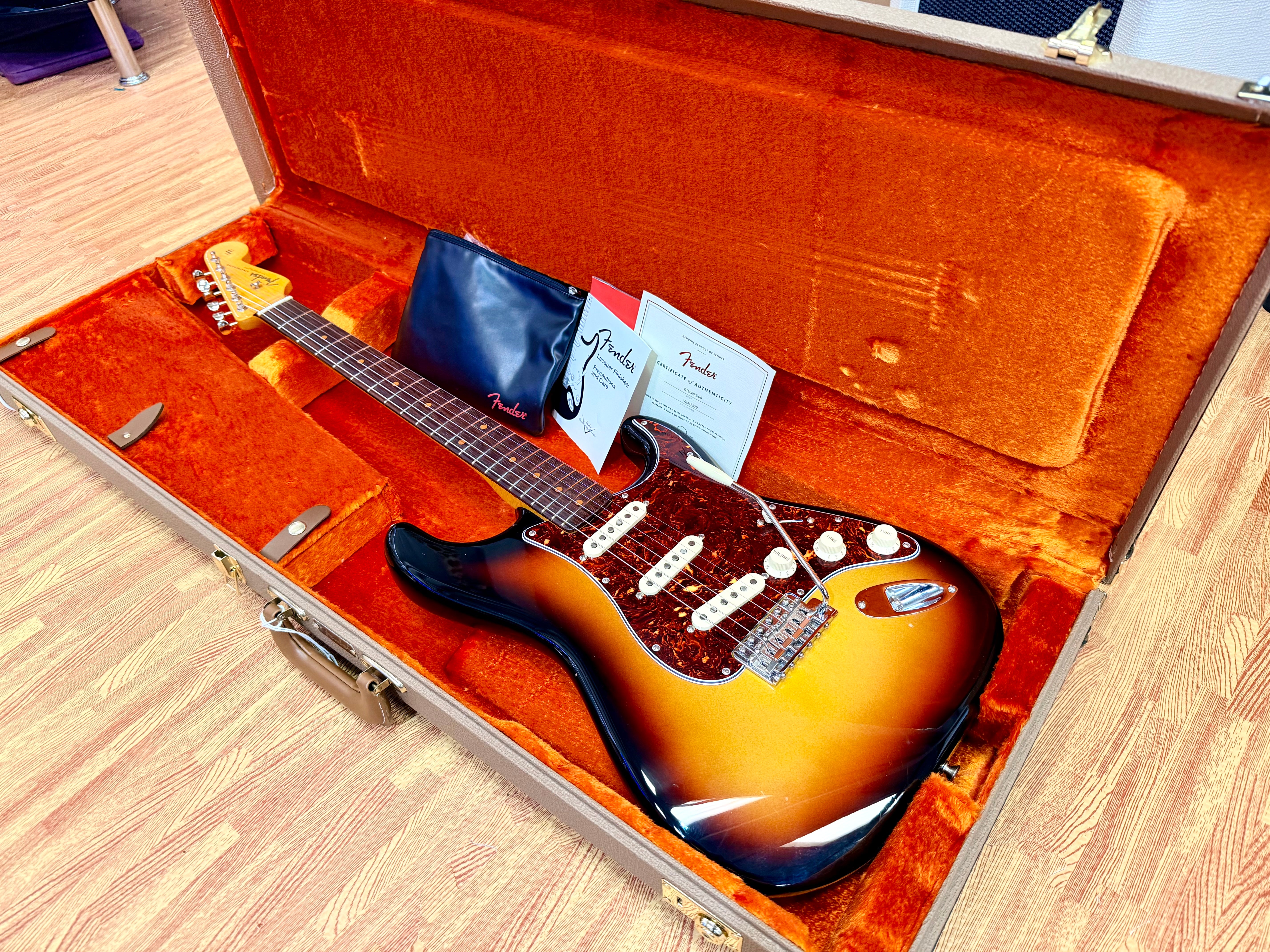 ✨2023✨ Fender American Vintage II 1961 Stratocaster USA~ 3-Color Sunburst + Case