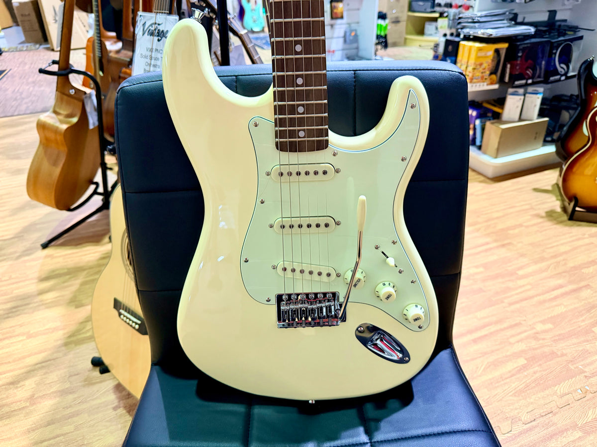 SX SST62+ Electric Guitar Beginner's Bundle – 10W Amp & Accessories~ Vintage White