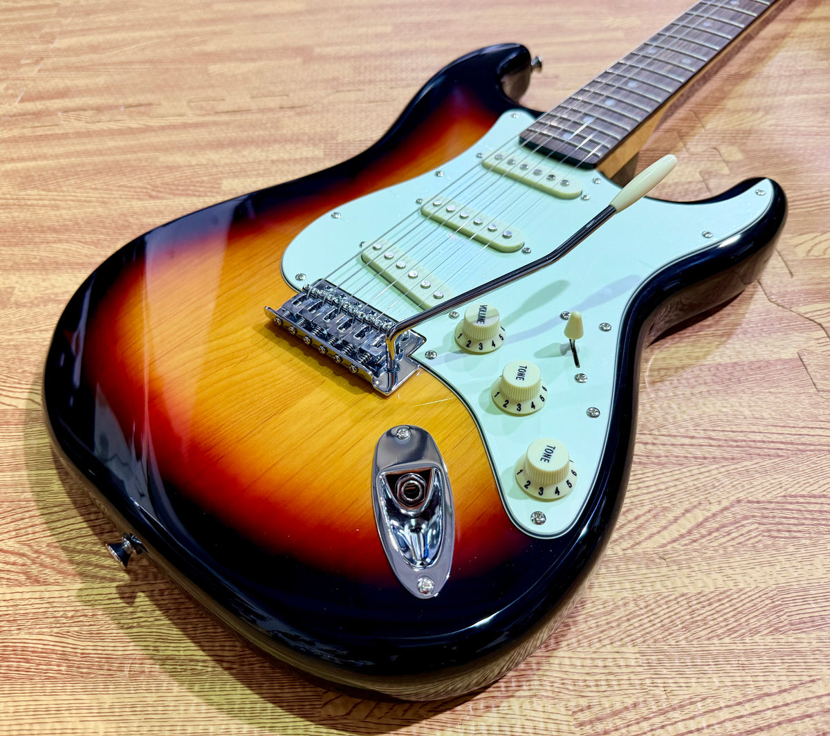 SX SST62+ Electric Guitar Beginner's Bundle – 10W Amp & Accessories~ Sunburst