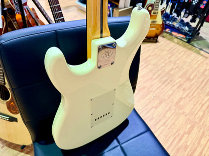 SX SST62+ Electric Guitar Beginner's Bundle – 10W Amp & Accessories~ Vintage White