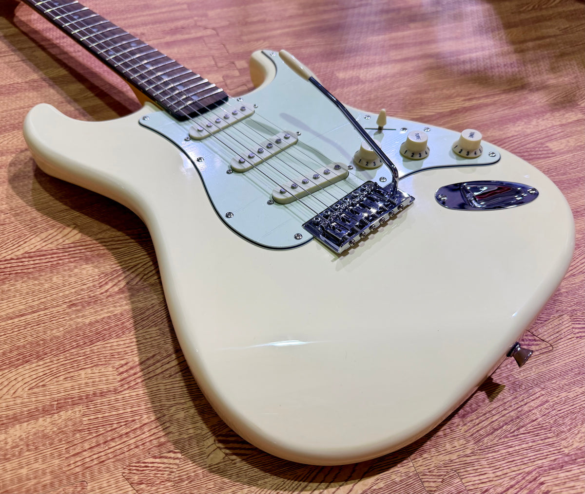 SX SST62+ Electric Guitar Beginner's Bundle – 10W Amp & Accessories~ Vintage White