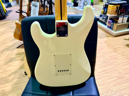 SX SST62+ Electric Guitar Beginner's Bundle – 10W Amp & Accessories~ Vintage White