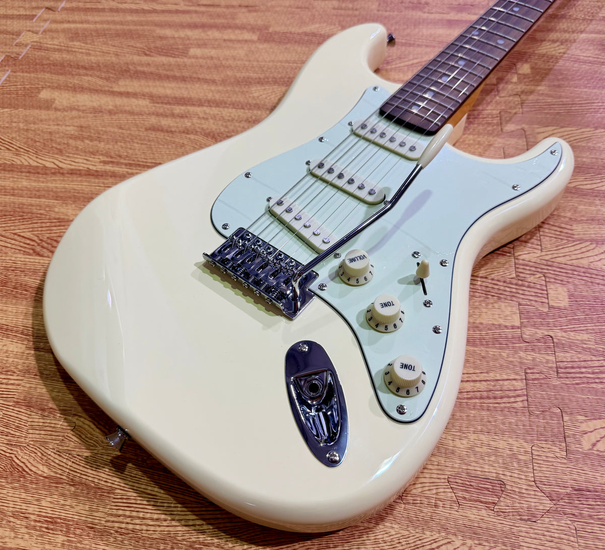 SX SST62+ Electric Guitar Beginner's Bundle – 10W Amp & Accessories~ Vintage White