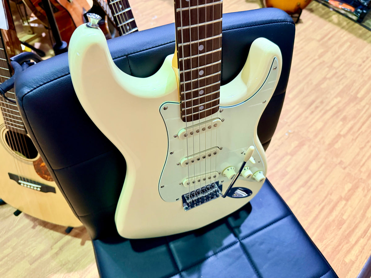 SX SST62+ Electric Guitar Beginner's Bundle – 10W Amp & Accessories~ Vintage White