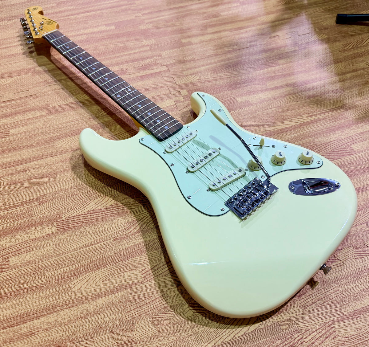 SX SST62+ Electric Guitar Beginner's Bundle – 10W Amp & Accessories~ Vintage White